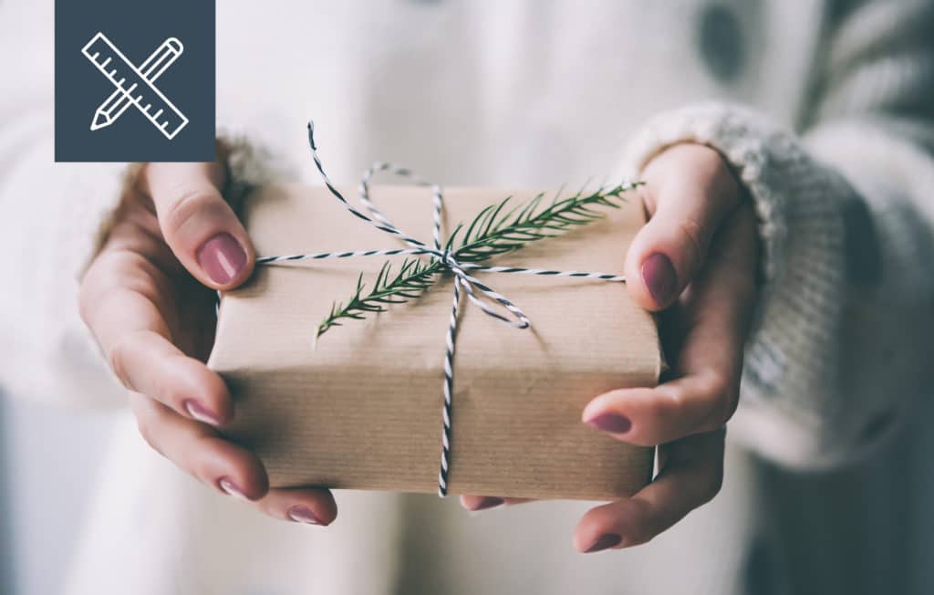Bild zeigt eine Frau mit Geschenk in der Hand | DESIGNSTUUUV
