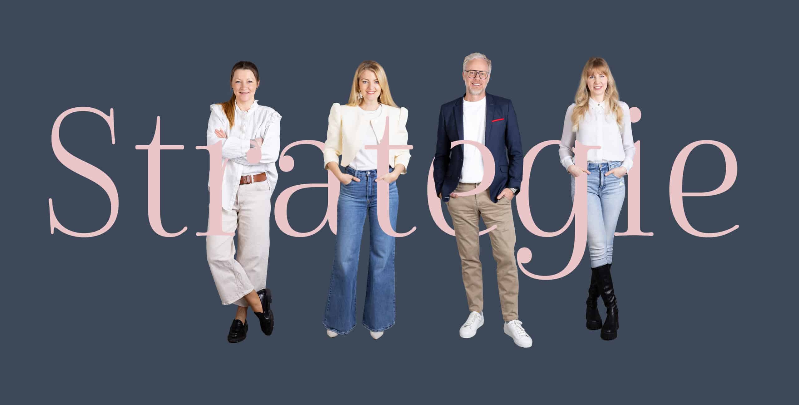 Eine gruppe von vier personen steht nebeneinander vor einem dunkelblauen hintergrund. Im vordergrund liegt der großflächige, halbtransparente schriftzug „strategie“ in hellrosa, der die personen teilweise überschneidet. Die gruppe ist gemischt gekleidet, von legeren jeans und blusen bis hin zu sakkos und hemden. Alle blicken lächelnd in die kamera.