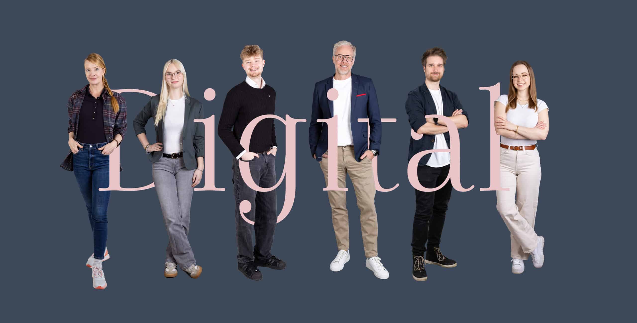 Eine gruppe von sechs personen steht nebeneinander vor einem dunklen, grau blauen hintergrund. Die personen sind vor einem großen, hell altrosafarbenen schriftzug „digital“ positioniert, der sich in den hintergrund einfügt, während die personen im vordergrund stehen. Die gruppe ist gemischt gekleidet: eine frau in kariertem hemd und jeans; eine frau in grauem blazer und jeans; ein junger mann in schwarzem pullover und dunkler jeans; ein mann in navyfarbenem sakko, weißem t shirt und hellbrauner chino; ein mann in offenem jeanshemd über einem t shirt; und eine frau in weißem t shirt und weißer jeans, mit gekreuzten beinen. Niemand hält eine kamera. Alle blicken direkt mit freundlichen ausdrücken in die kamera.
